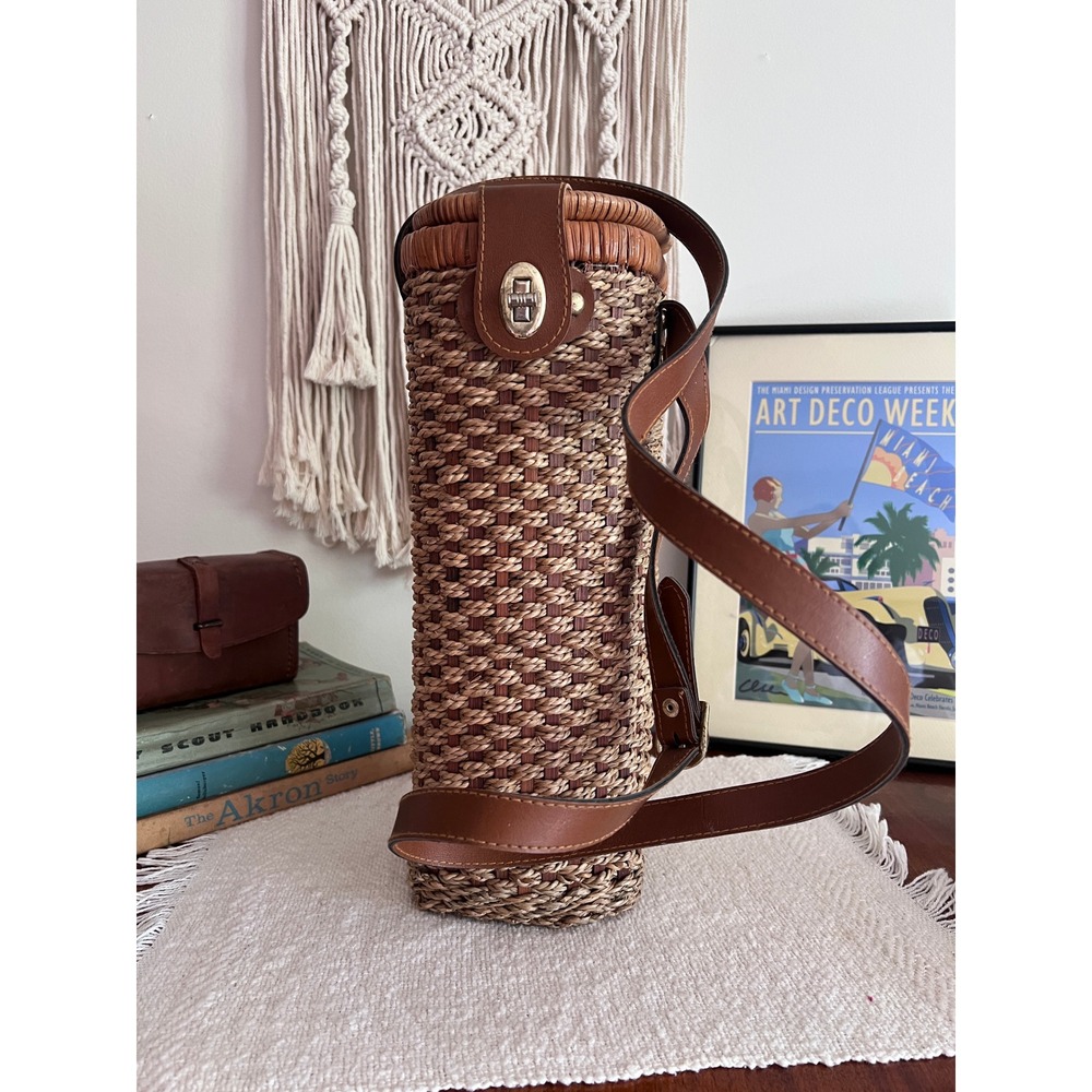 Vtg Woven Wicker Insulated Wine Bottle Carrier Long Brown Leather Strap (4080)